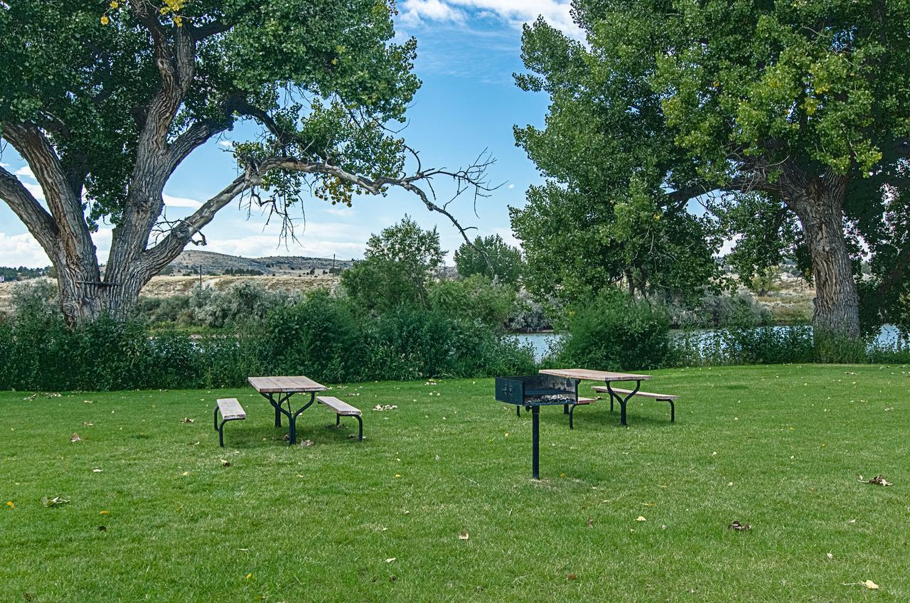 Cobblestone Inn & Suites - Guernsey Exteriör bild