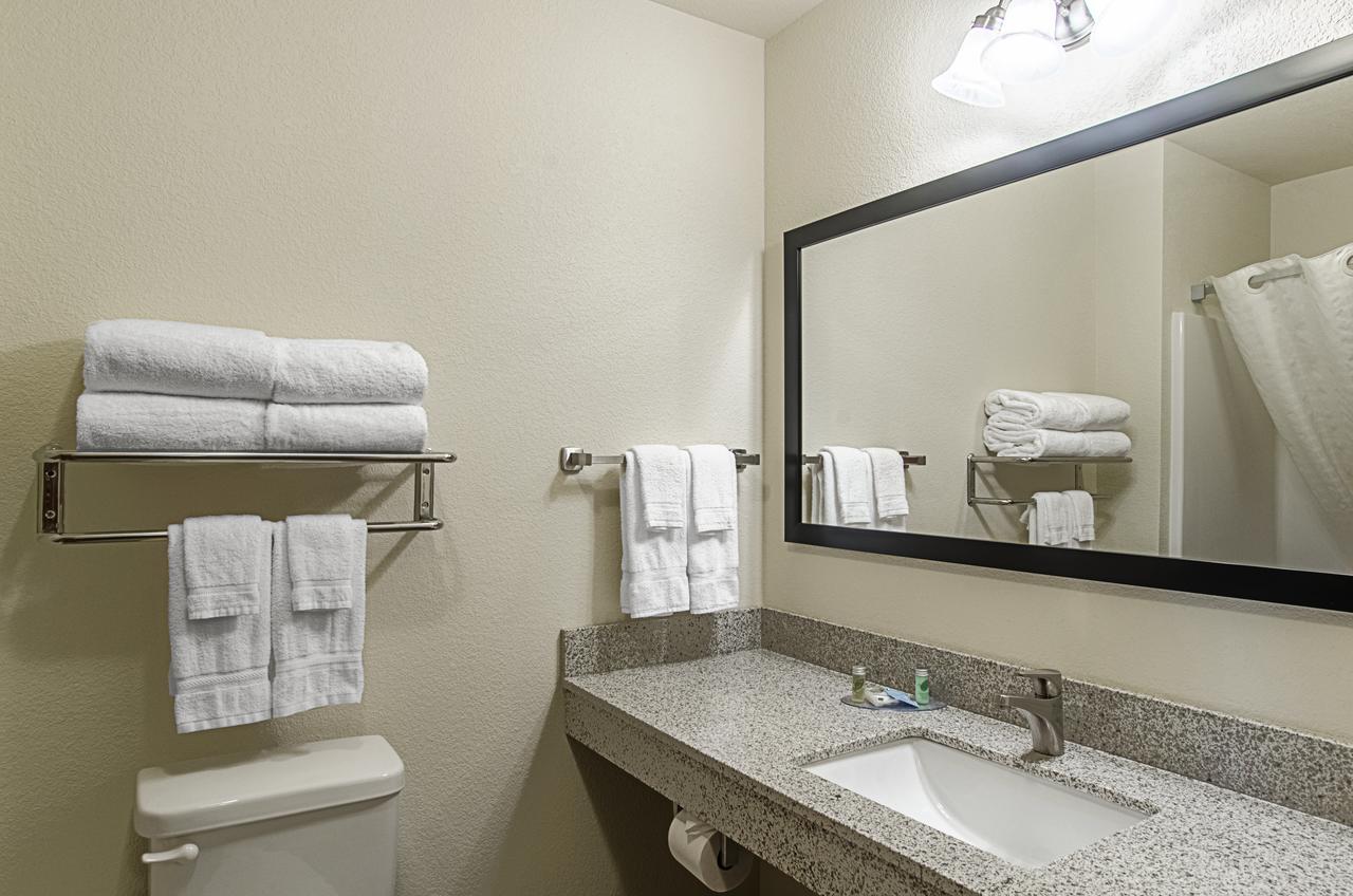 Cobblestone Inn & Suites - Guernsey Exteriör bild