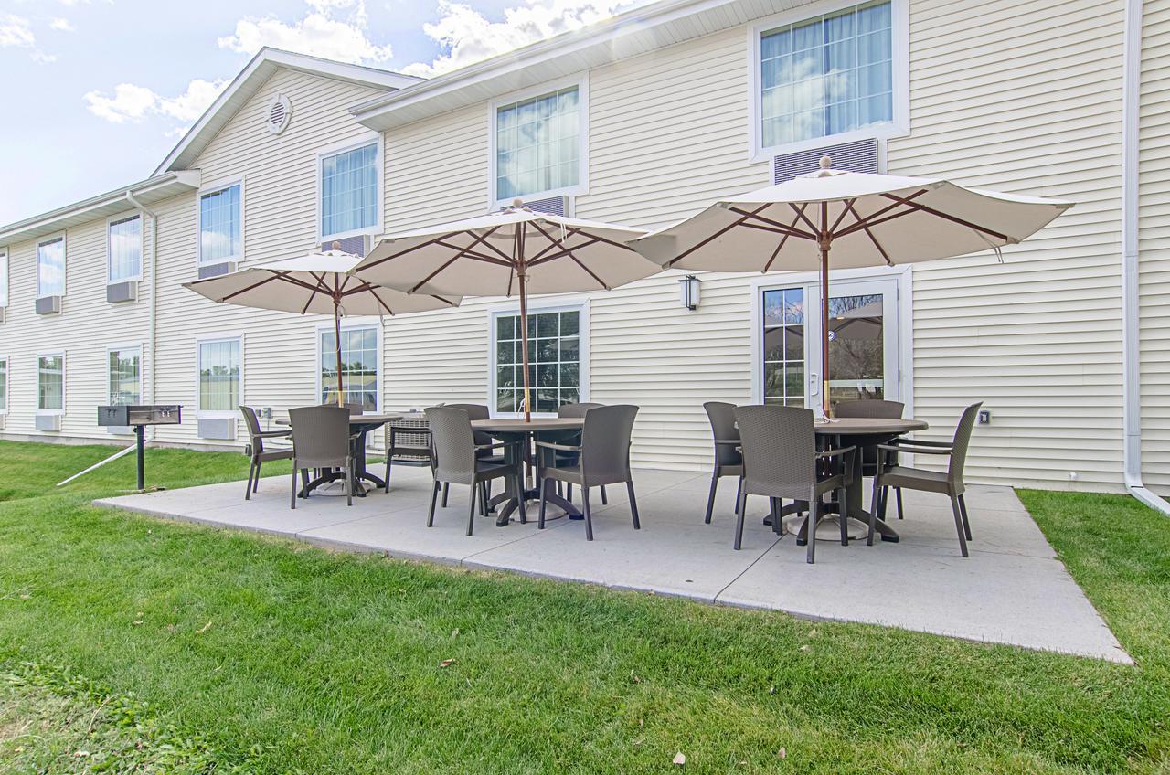 Cobblestone Inn & Suites - Guernsey Exteriör bild